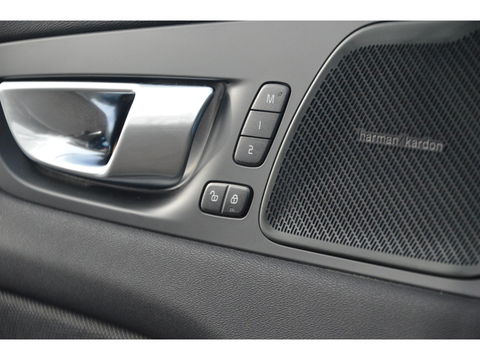 Volvo XC60 T8 Hybride AWD Plus Bright | Luchtvering | Trekhaak | Panoramadak | Stoel + Stuur Verwarmd | Harman/Kardon | Camera |