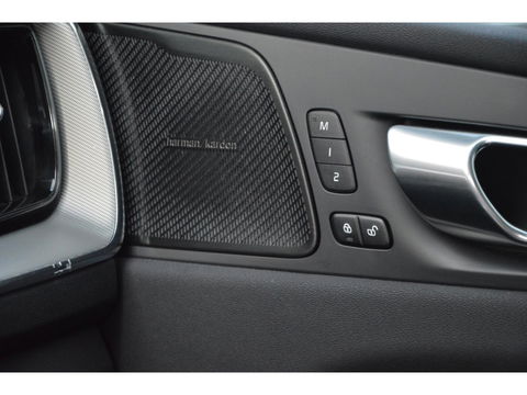 Volvo XC60 T8 Hybride AWD Plus Bright | Luchtvering | Trekhaak | Panoramadak | Stoel + Stuur Verwarmd | Harman/Kardon | Camera |