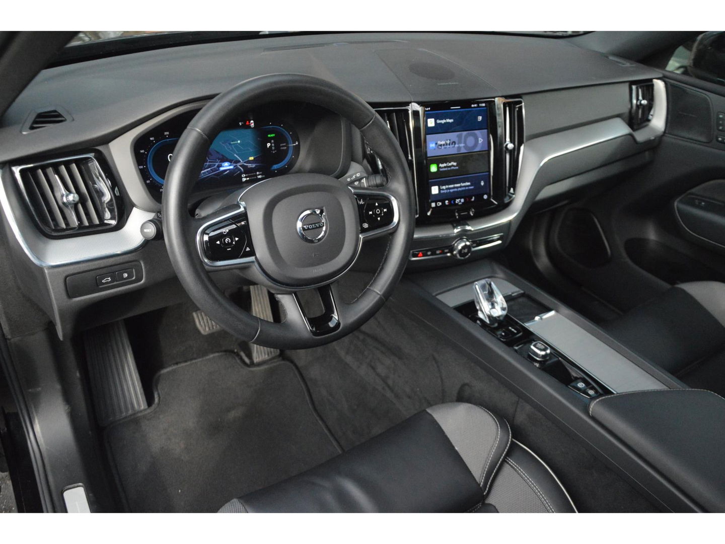 Volvo XC60 T8 Hybride AWD Plus Bright | Luchtvering | Trekhaak | Panoramadak | Stoel + Stuur Verwarmd | Harman/Kardon | Camera |