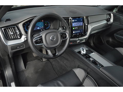 Volvo XC60 T8 Hybride AWD Plus Bright | Luchtvering | Trekhaak | Panoramadak | Stoel + Stuur Verwarmd | Harman/Kardon | Camera |