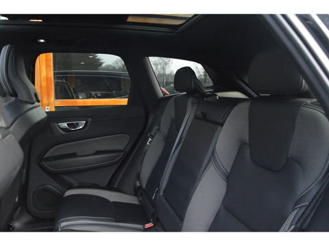 Volvo XC60 T8 Hybride AWD Plus Bright | Luchtvering | Trekhaak | Panoramadak | Stoel + Stuur Verwarmd | Harman/Kardon | Camera |