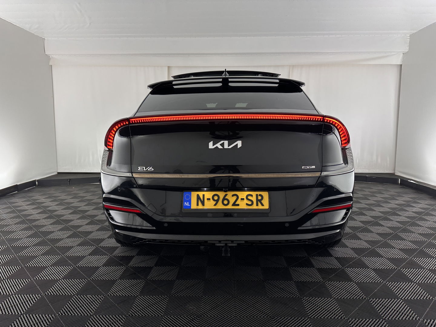 Kia Ev6 GT-Line 77.4 kWh (3-Fase-11kW) {SOH-96%} (INCL-BTW) Aut. *HEATPUMP | PANO | HEAD-UP | LEATHER-ALCANTARA | ADAPTIVE-CRUISE | DIGI-COCKPIT | MERIDIAN-AUDIO | MEMORYPACK | FULL-LED | KEYLESS | TOPVIEW | DAB | BLINDSPOT | NAVI-FULLMAP |