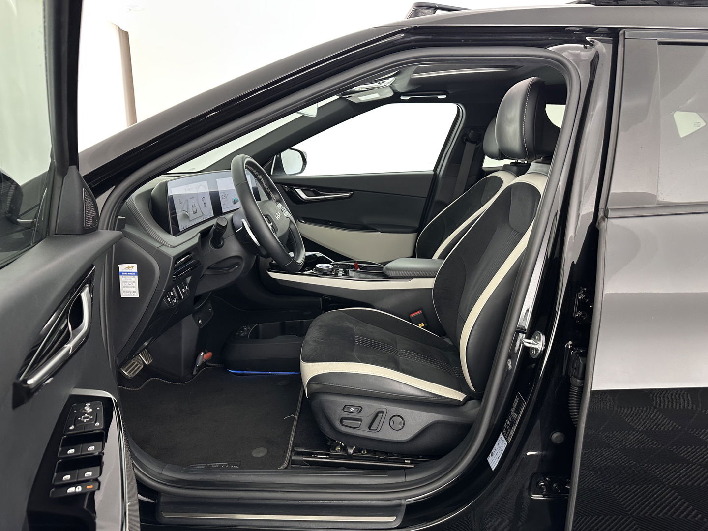 Kia Ev6 GT-Line 77.4 kWh (3-Fase-11kW) {SOH-96%} (INCL-BTW) Aut. *HEATPUMP | PANO | HEAD-UP | LEATHER-ALCANTARA | ADAPTIVE-CRUISE | DIGI-COCKPIT | MERIDIAN-AUDIO | MEMORYPACK | FULL-LED | KEYLESS | TOPVIEW | DAB | BLINDSPOT | NAVI-FULLMAP |