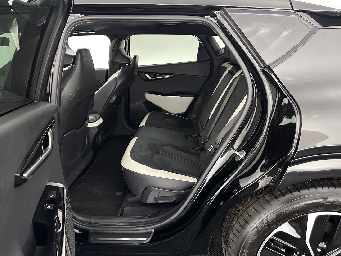 Kia Ev6 GT-Line 77.4 kWh (3-Fase-11kW) {SOH-96%} (INCL-BTW) Aut. *HEATPUMP | PANO | HEAD-UP | LEATHER-ALCANTARA | ADAPTIVE-CRUISE | DIGI-COCKPIT | MERIDIAN-AUDIO | MEMORYPACK | FULL-LED | KEYLESS | TOPVIEW | DAB | BLINDSPOT | NAVI-FULLMAP |