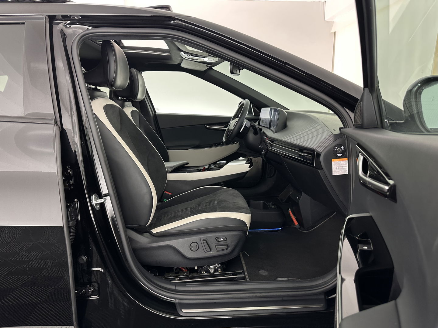Kia Ev6 GT-Line 77.4 kWh (3-Fase-11kW) {SOH-96%} (INCL-BTW) Aut. *HEATPUMP | PANO | HEAD-UP | LEATHER-ALCANTARA | ADAPTIVE-CRUISE | DIGI-COCKPIT | MERIDIAN-AUDIO | MEMORYPACK | FULL-LED | KEYLESS | TOPVIEW | DAB | BLINDSPOT | NAVI-FULLMAP |