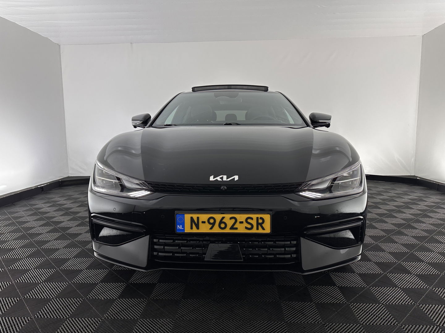 Kia Ev6 GT-Line 77.4 kWh (3-Fase-11kW) {SOH-96%} (INCL-BTW) Aut. *HEATPUMP | PANO | HEAD-UP | LEATHER-ALCANTARA | ADAPTIVE-CRUISE | DIGI-COCKPIT | MERIDIAN-AUDIO | MEMORYPACK | FULL-LED | KEYLESS | TOPVIEW | DAB | BLINDSPOT | NAVI-FULLMAP |