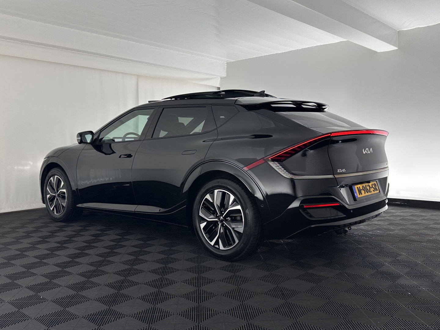 Kia Ev6 GT-Line 77.4 kWh (3-Fase-11kW) {SOH-96%} (INCL-BTW) Aut. *HEATPUMP | PANO | HEAD-UP | LEATHER-ALCANTARA | ADAPTIVE-CRUISE | DIGI-COCKPIT | MERIDIAN-AUDIO | MEMORYPACK | FULL-LED | KEYLESS | TOPVIEW | DAB | BLINDSPOT | NAVI-FULLMAP |