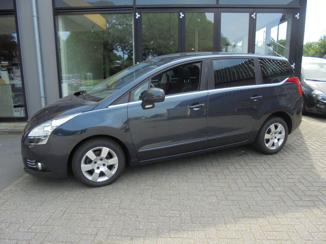 Peugeot 5008 - 1.6 HDIF BLUE LEASE 5P. Clima / Cruise / Navigatie Staat in de Krim
