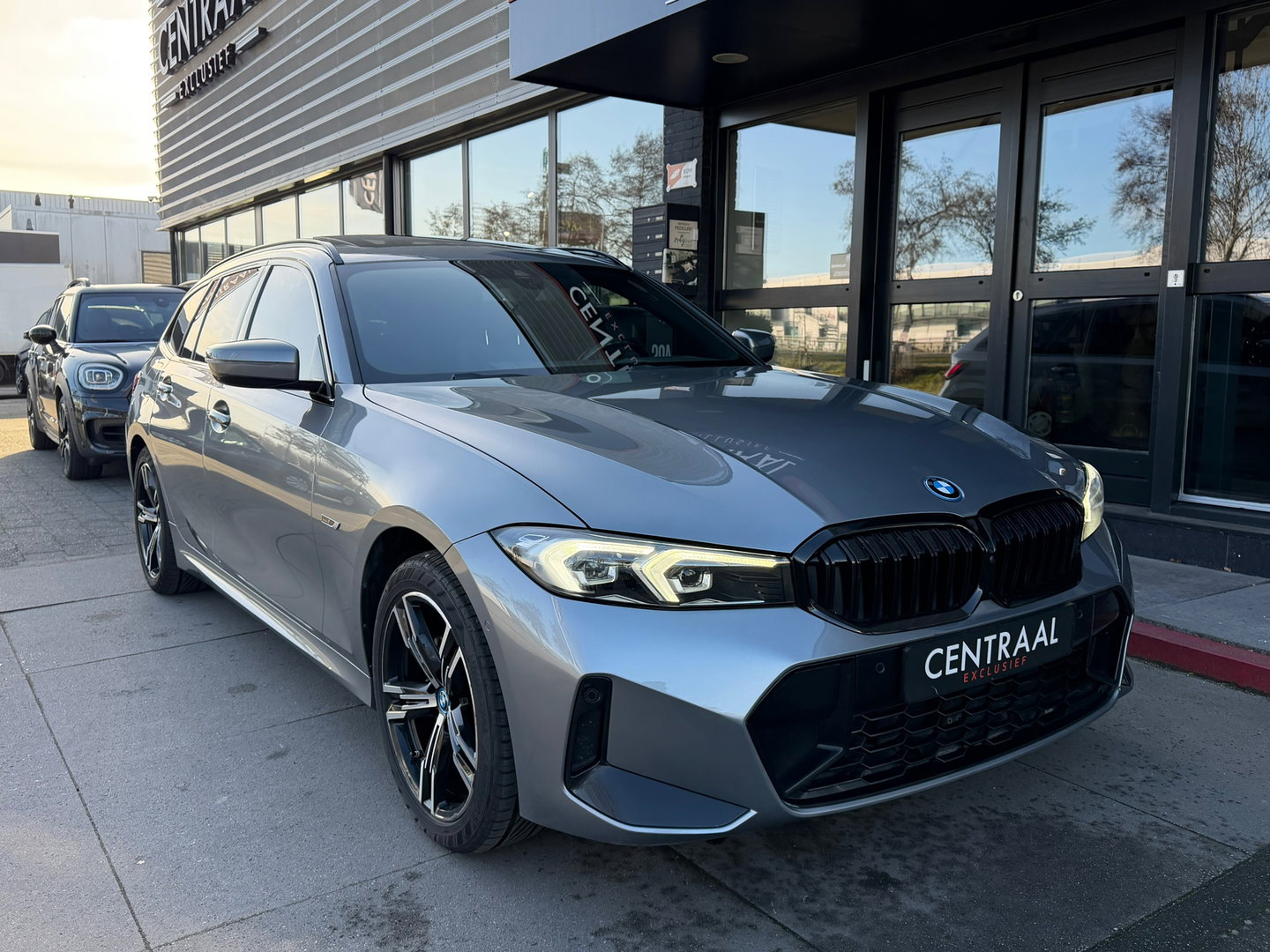 BMW 3 Serie Touring 330e xDrive M-Sport Pano|Keyless|292PK|360Camera|Carplay