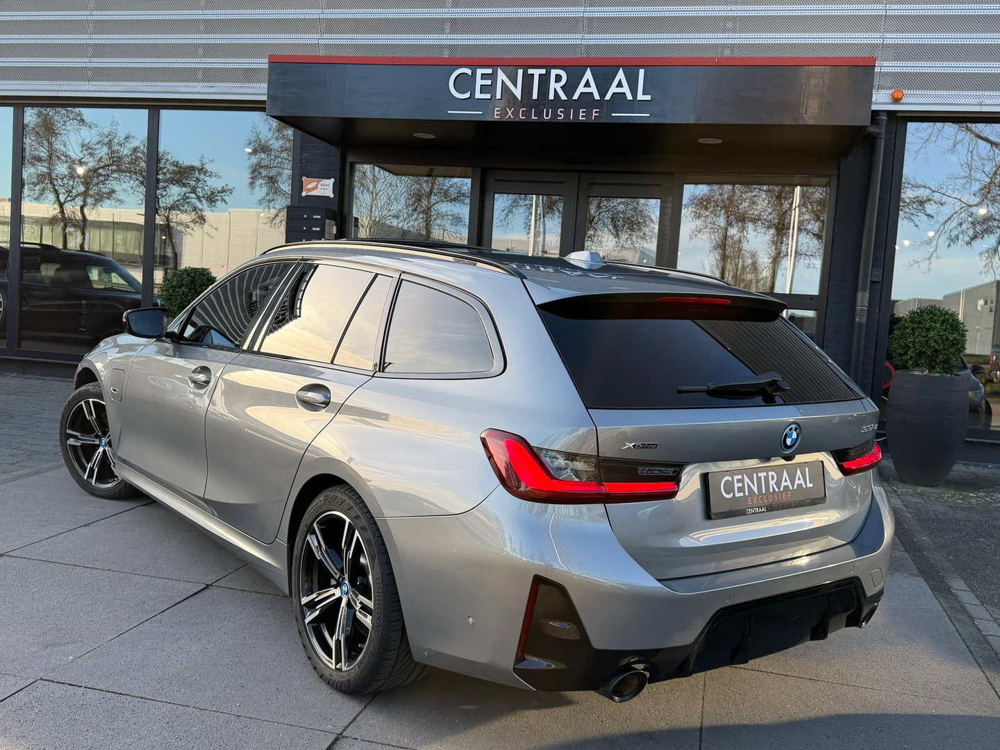 BMW 3 Serie Touring 330e xDrive M-Sport Pano|Keyless|292PK|360Camera|Carplay