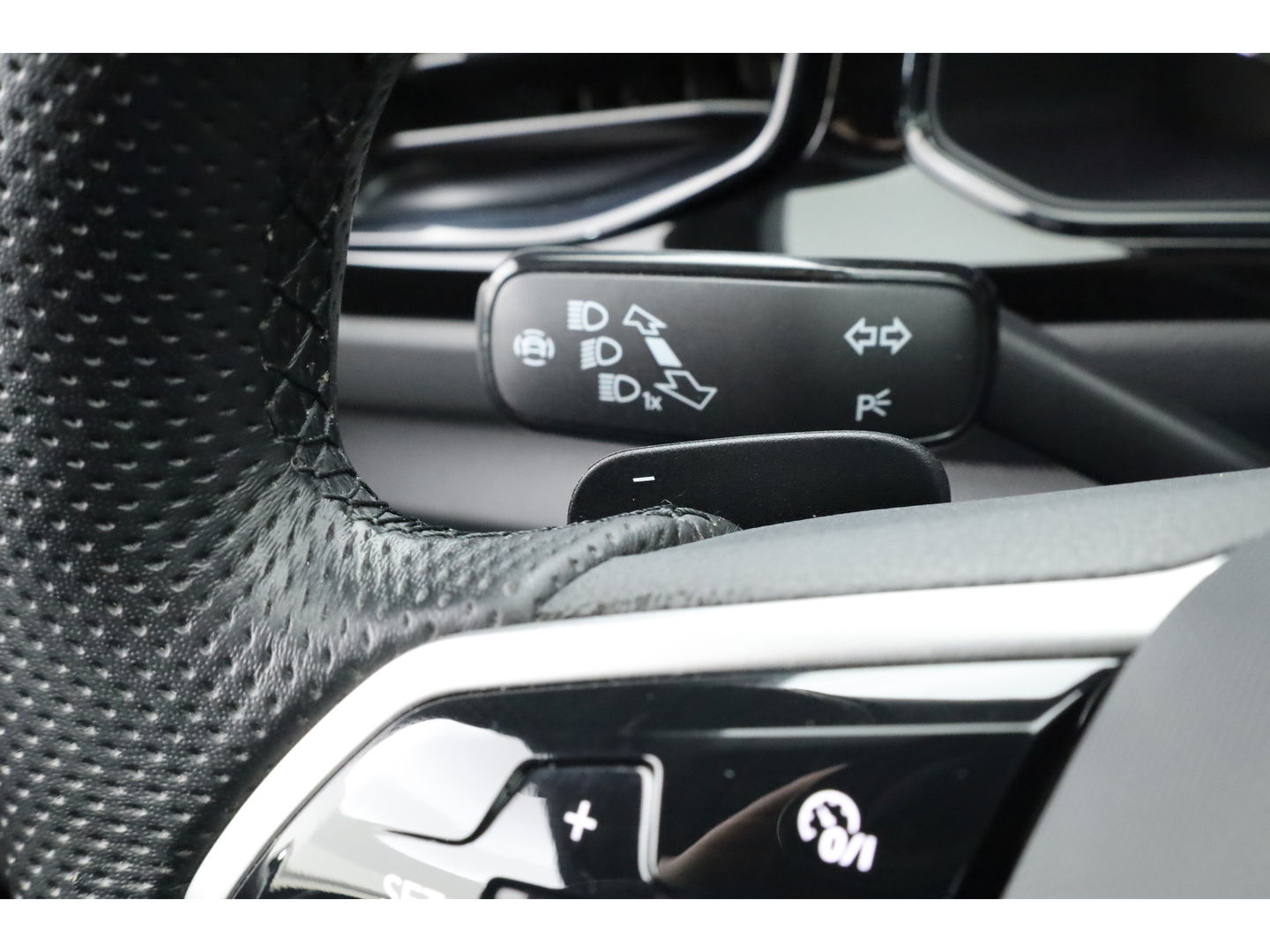 Volkswagen T-Roc Cabrio 1.5 TSI R-Line Edition Grey | Nmr. 930/999 | MAT Grijs | Leder | Stoel- Stuurverw. | Adapt. Cruise | Camera | Keyless | 19''