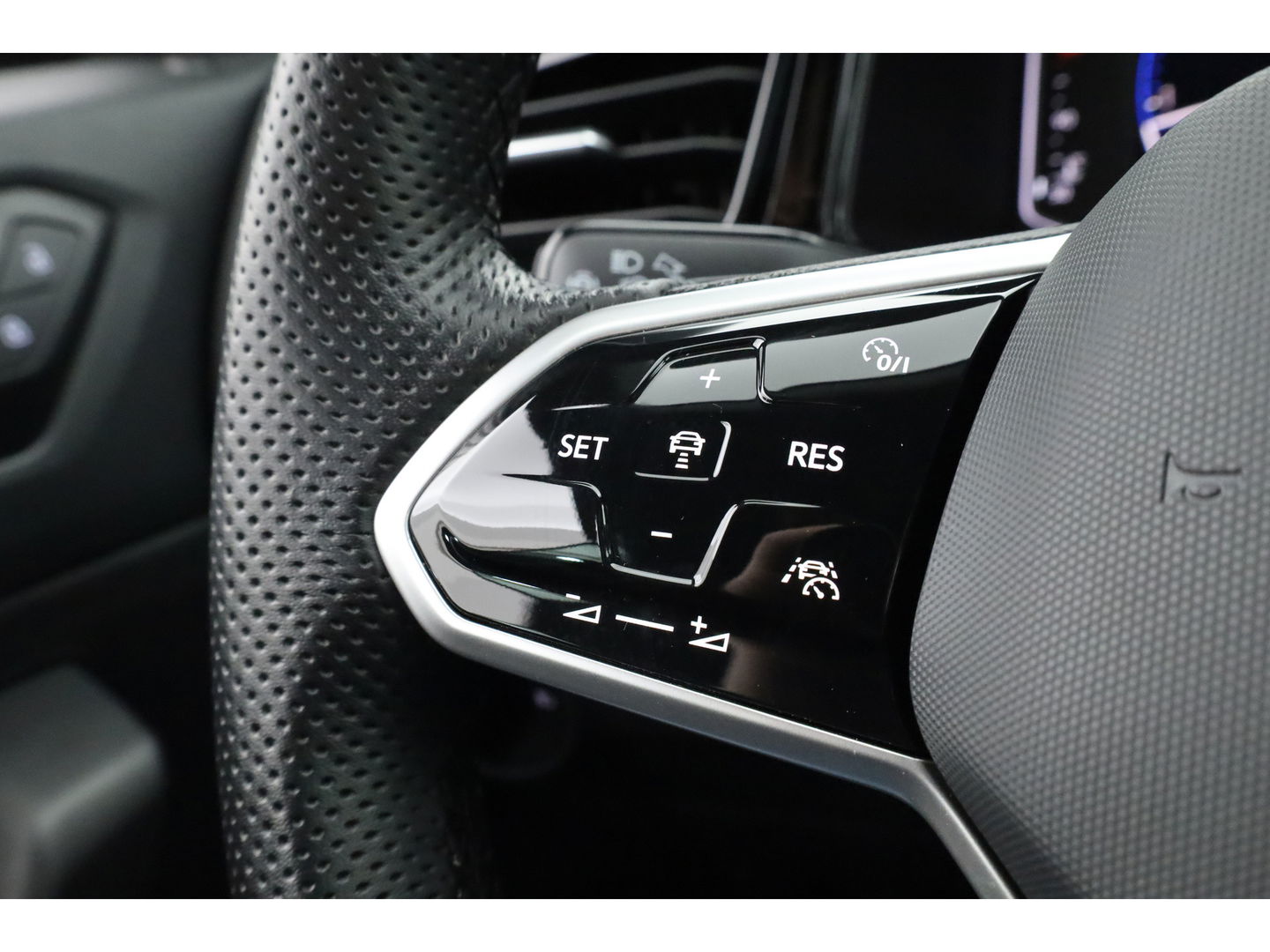 Volkswagen T-Roc Cabrio 1.5 TSI R-Line Edition Grey | Nmr. 930/999 | MAT Grijs | Leder | Stoel- Stuurverw. | Adapt. Cruise | Camera | Keyless | 19''