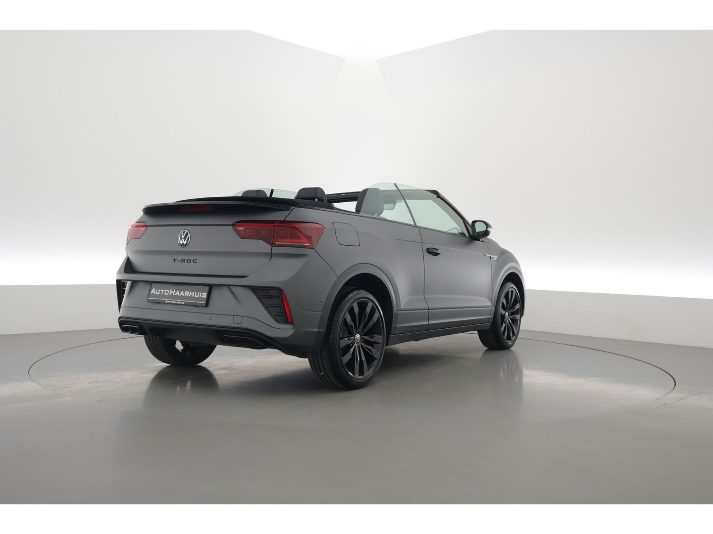 Volkswagen T-Roc Cabrio 1.5 TSI R-Line Edition Grey | Nmr. 930/999 | MAT Grijs | Leder | Stoel- Stuurverw. | Adapt. Cruise | Camera | Keyless | 19''