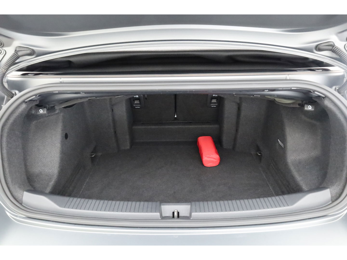 Volkswagen T-Roc Cabrio 1.5 TSI R-Line Edition Grey | Nmr. 930/999 | MAT Grijs | Leder | Stoel- Stuurverw. | Adapt. Cruise | Camera | Keyless | 19''