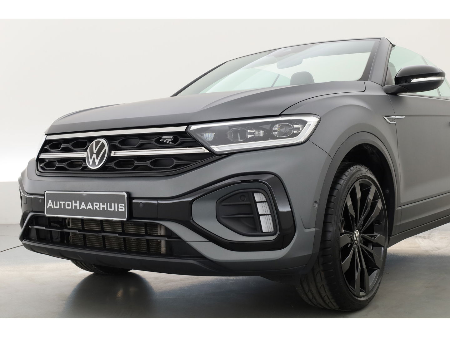Volkswagen T-Roc Cabrio 1.5 TSI R-Line Edition Grey | Nmr. 930/999 | MAT Grijs | Leder | Stoel- Stuurverw. | Adapt. Cruise | Camera | Keyless | 19''