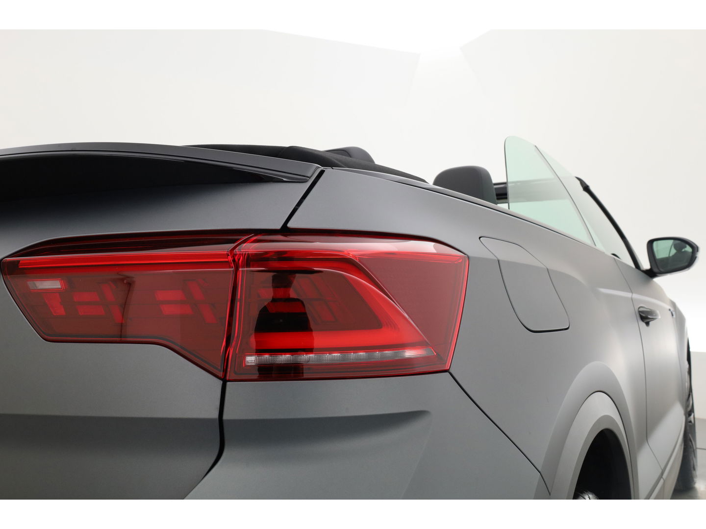 Volkswagen T-Roc Cabrio 1.5 TSI R-Line Edition Grey | Nmr. 930/999 | MAT Grijs | Leder | Stoel- Stuurverw. | Adapt. Cruise | Camera | Keyless | 19''