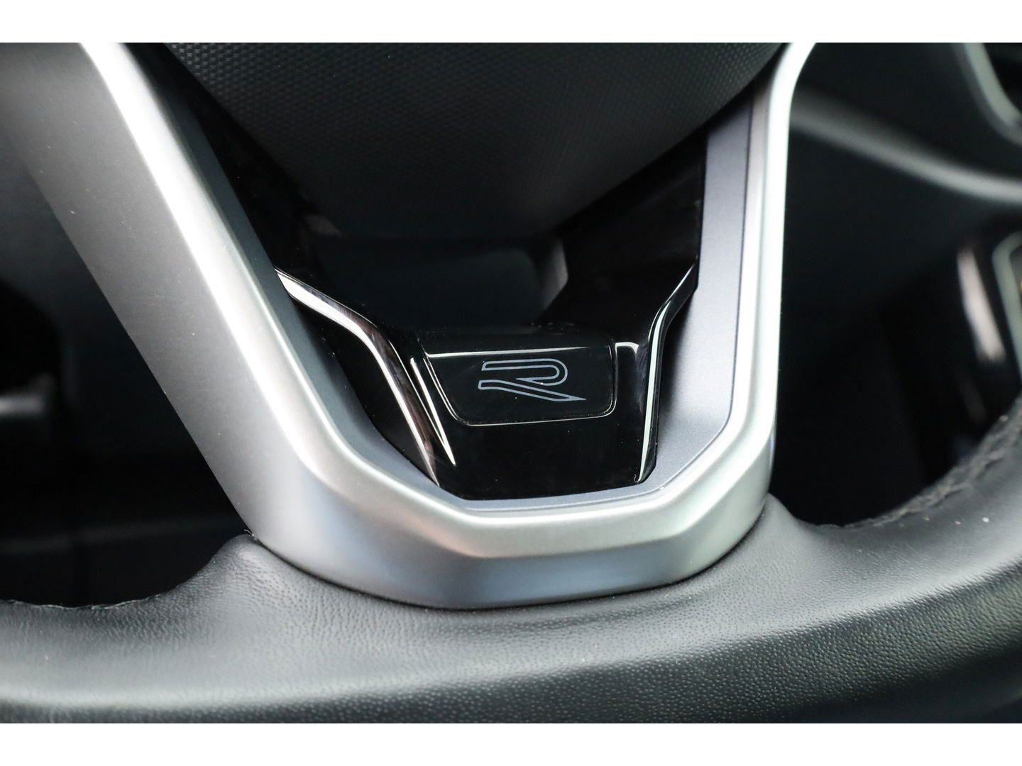 Volkswagen T-Roc Cabrio 1.5 TSI R-Line Edition Grey | Nmr. 930/999 | MAT Grijs | Leder | Stoel- Stuurverw. | Adapt. Cruise | Camera | Keyless | 19''