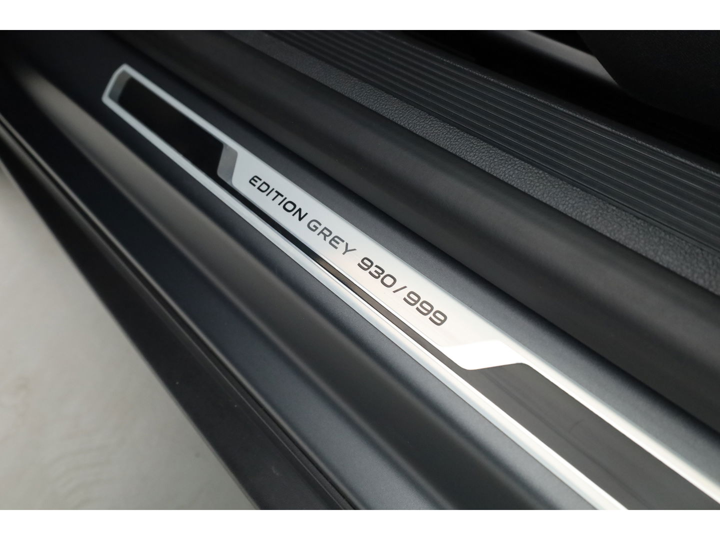 Volkswagen T-Roc Cabrio 1.5 TSI R-Line Edition Grey | Nmr. 930/999 | MAT Grijs | Leder | Stoel- Stuurverw. | Adapt. Cruise | Camera | Keyless | 19''