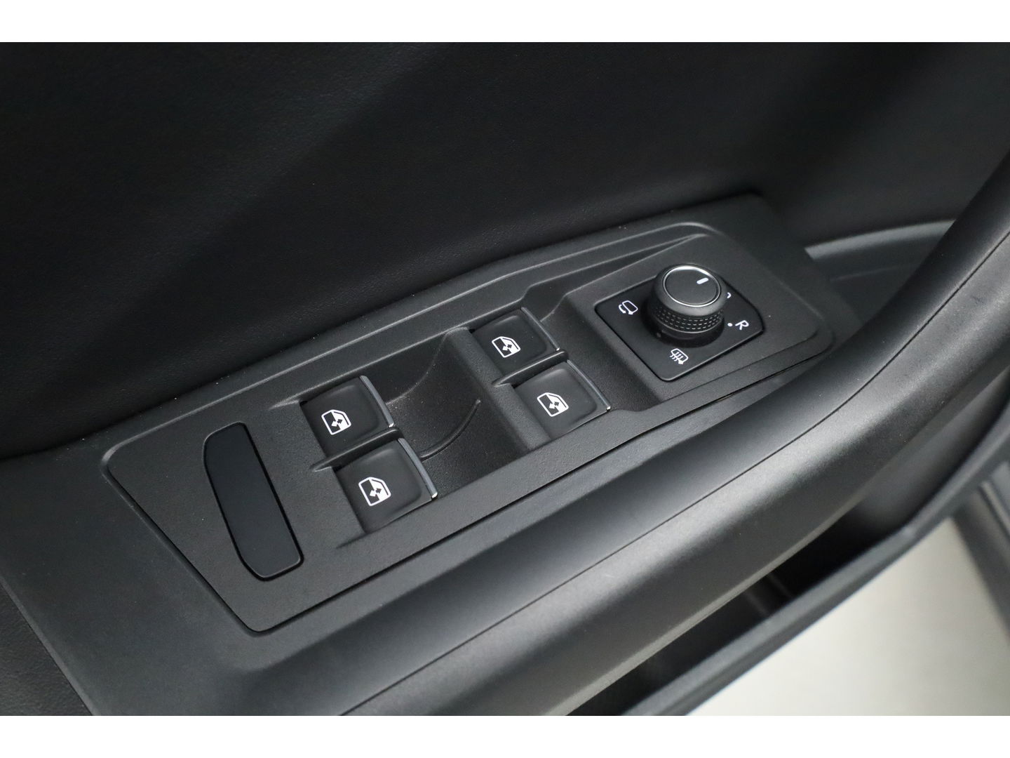 Volkswagen T-Roc Cabrio 1.5 TSI R-Line Edition Grey | Nmr. 930/999 | MAT Grijs | Leder | Stoel- Stuurverw. | Adapt. Cruise | Camera | Keyless | 19''