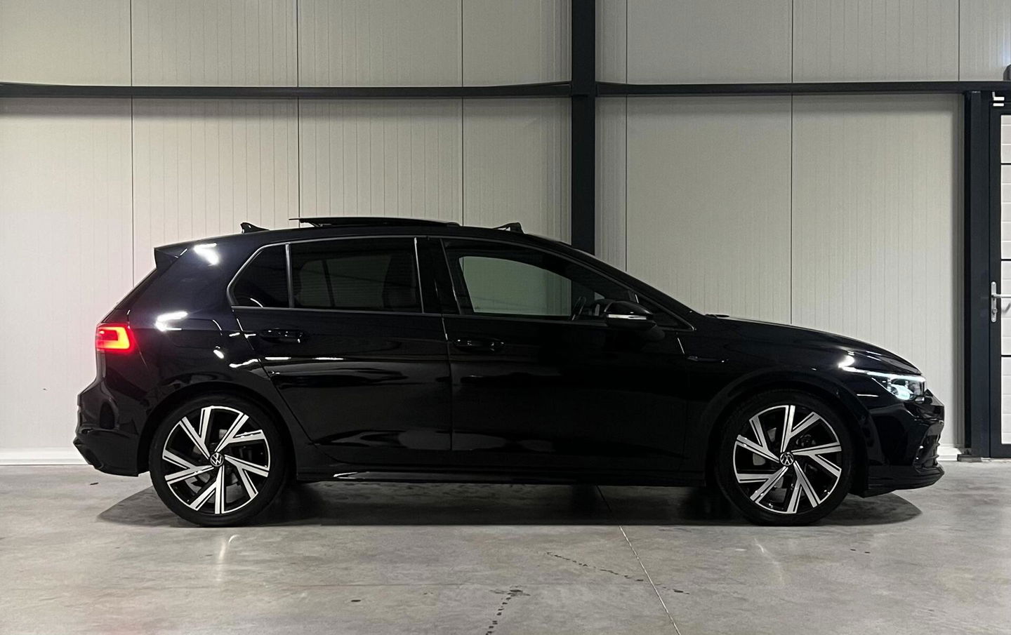 Volkswagen Golf 1.5 eTSI R-Line Pano Carplay Sfeer IQ Light