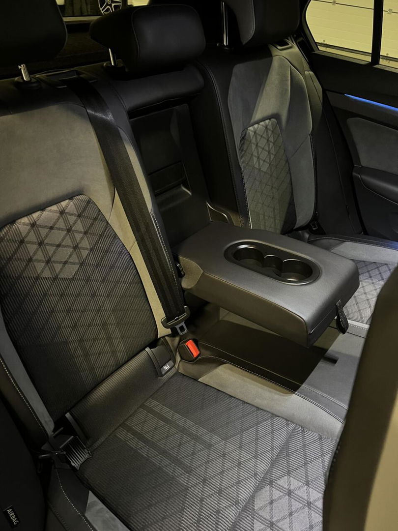 Volkswagen Golf 1.5 eTSI R-Line Pano Carplay Sfeer IQ Light