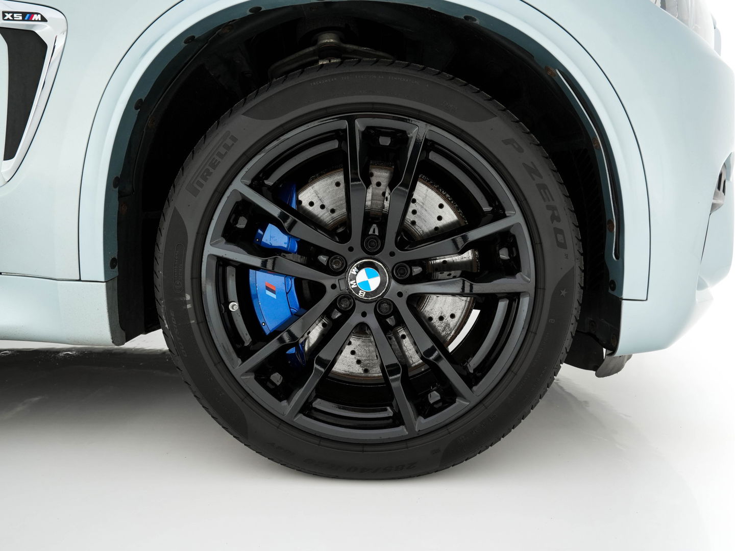 BMW X5 M High Executive M-Sportpack Aut. *PANO | HEAD-UP | LEATHER | FULL-LED | NAVI-FULLMAP | MEMORY-PACK | HARMAN/KARDON-AUDIO | KEYLESS | CAMERA | HEATED-COMFORTSEATS | SHIFTPADDLES | TOWBAR | 20''ALU*