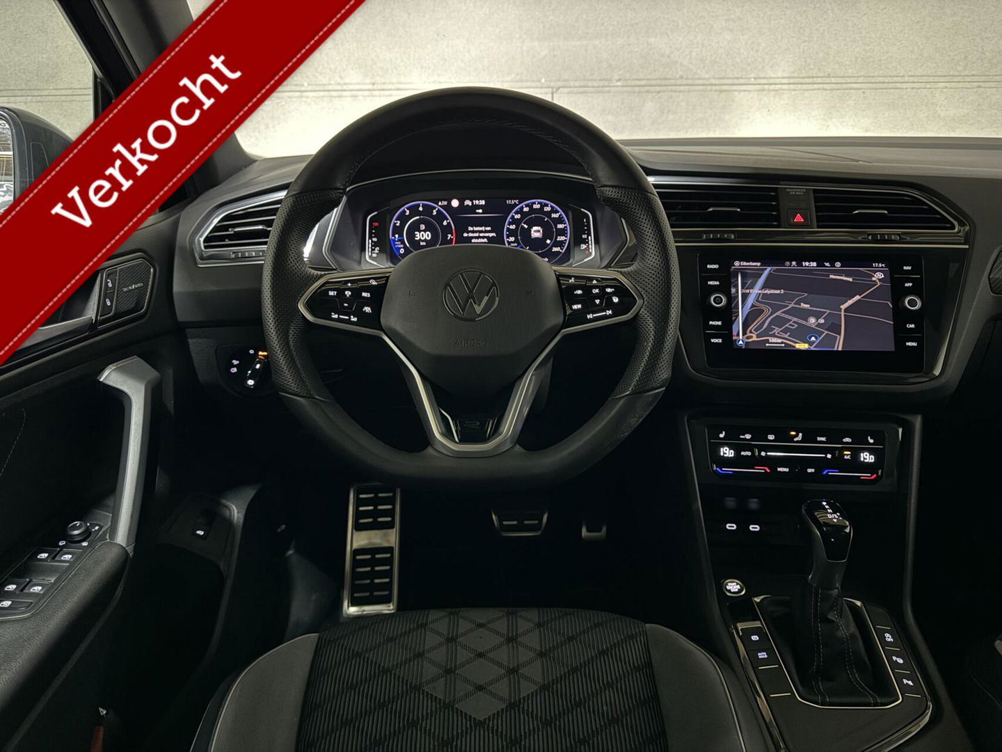 Volkswagen Tiguan 1.5 TSI R-Line Black Style Pano H/K NAP