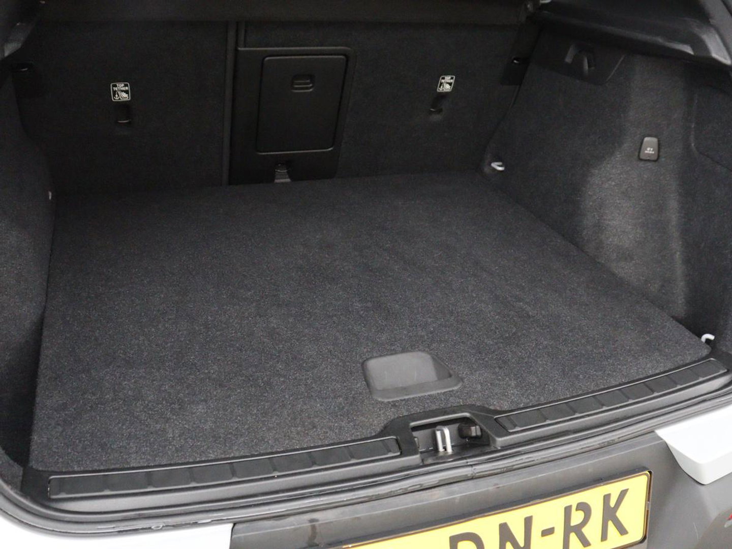 Volvo XC40 1.5 T4 Plug-in hybrid R Design | Leder/Alcantara | Carplay | Navigatie | Parkeerverwarming | Keyless | Cruise control | Parkeerhulp | Climate control | Full LED | PHEV