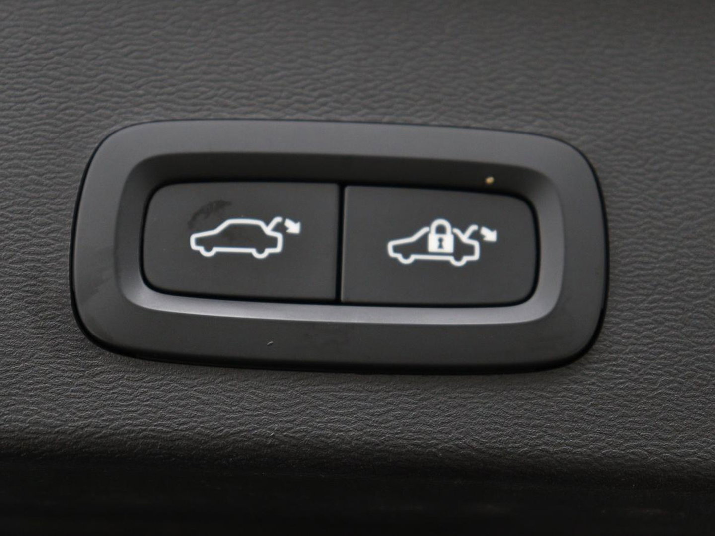 Volvo XC40 1.5 T4 Plug-in hybrid R Design | Leder/Alcantara | Carplay | Navigatie | Parkeerverwarming | Keyless | Cruise control | Parkeerhulp | Climate control | Full LED | PHEV