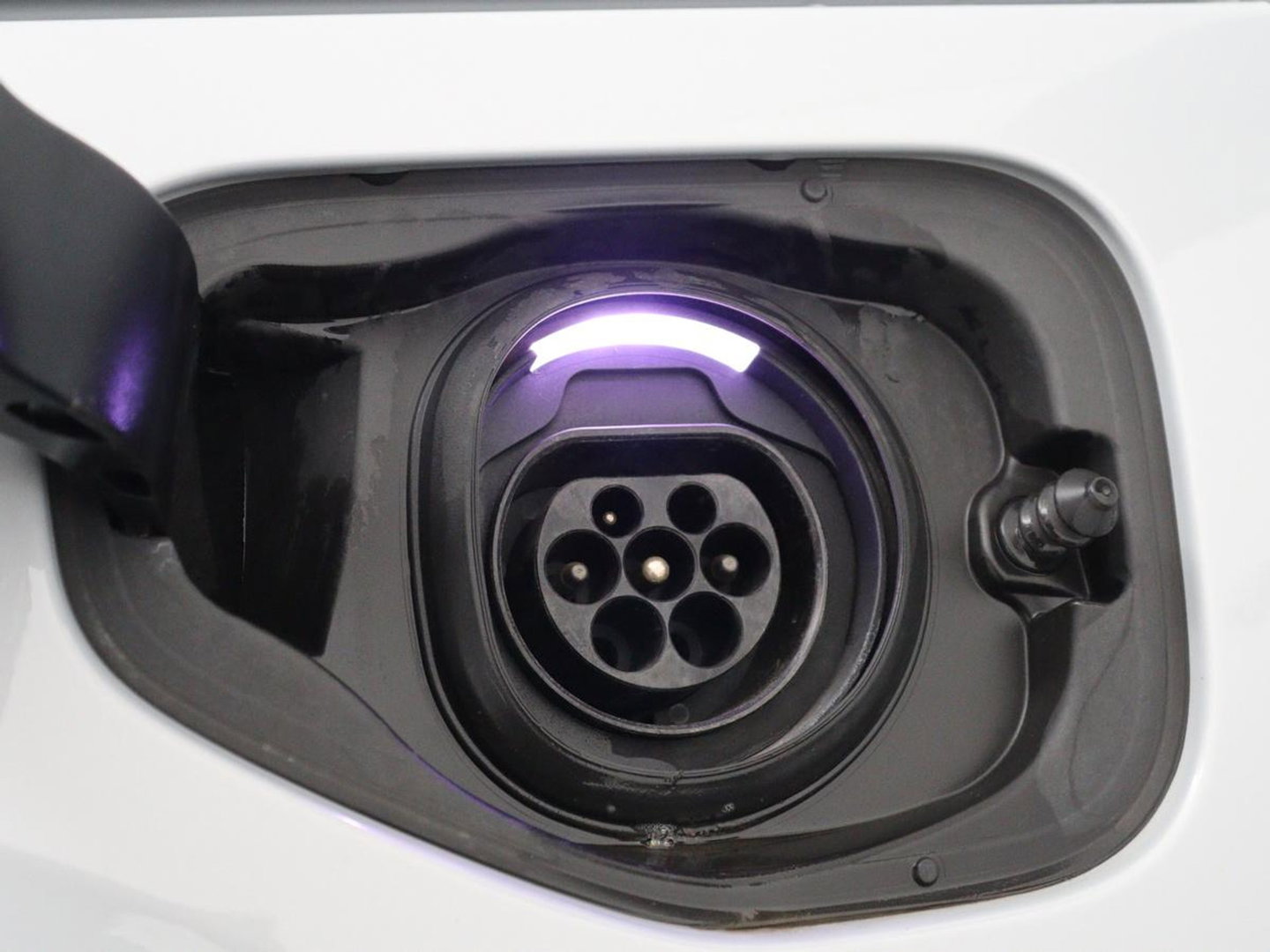 Volvo XC40 1.5 T4 Plug-in hybrid R Design | Leder/Alcantara | Carplay | Navigatie | Parkeerverwarming | Keyless | Cruise control | Parkeerhulp | Climate control | Full LED | PHEV