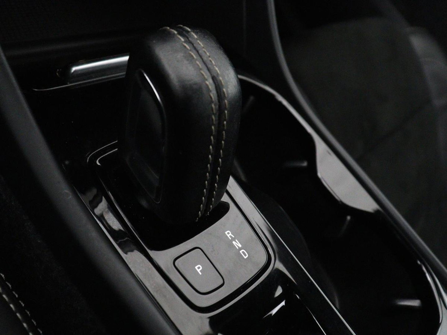 Volvo XC40 1.5 T4 Plug-in hybrid R Design | Leder/Alcantara | Carplay | Navigatie | Parkeerverwarming | Keyless | Cruise control | Parkeerhulp | Climate control | Full LED | PHEV