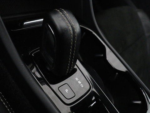 Volvo XC40 1.5 T4 Plug-in hybrid R Design | Leder/Alcantara | Carplay | Navigatie | Parkeerverwarming | Keyless | Cruise control | Parkeerhulp | Climate control | Full LED | PHEV