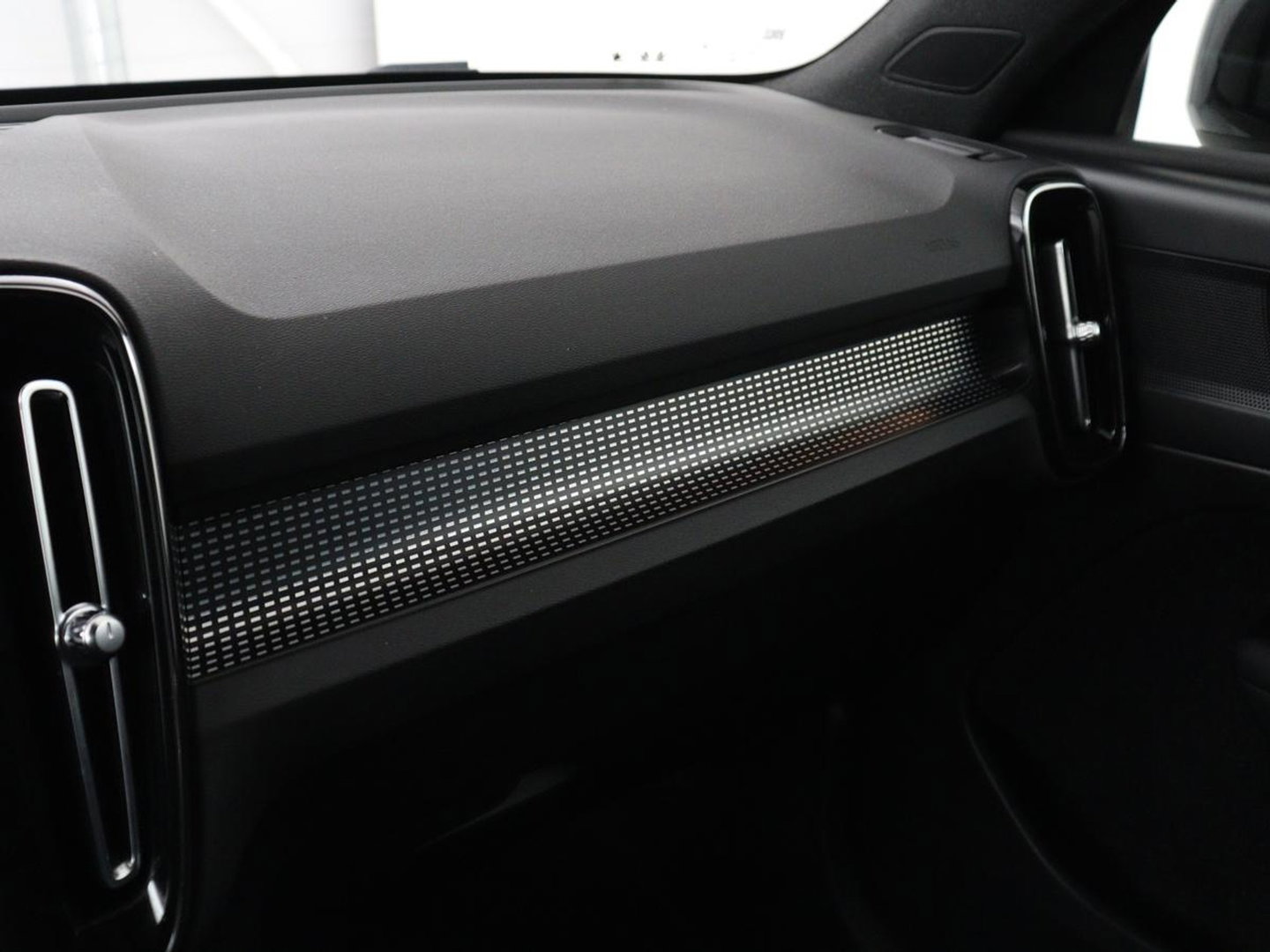 Volvo XC40 1.5 T4 Plug-in hybrid R Design | Leder/Alcantara | Carplay | Navigatie | Parkeerverwarming | Keyless | Cruise control | Parkeerhulp | Climate control | Full LED | PHEV