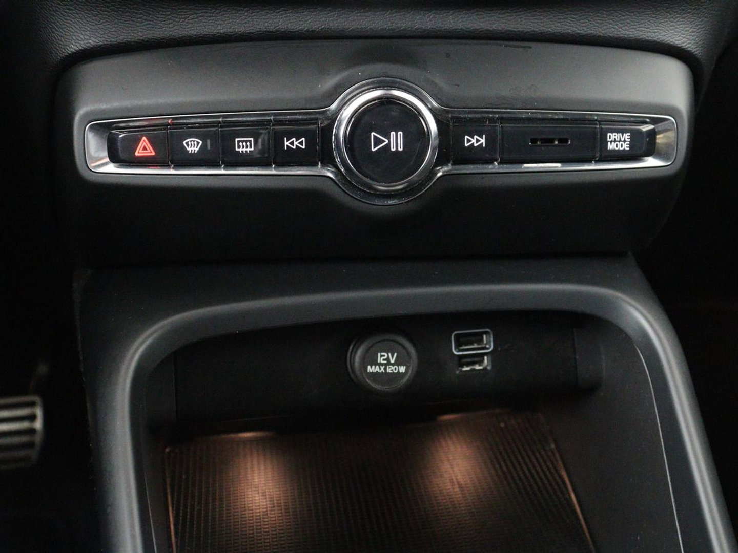 Volvo XC40 1.5 T4 Plug-in hybrid R Design | Leder/Alcantara | Carplay | Navigatie | Parkeerverwarming | Keyless | Cruise control | Parkeerhulp | Climate control | Full LED | PHEV