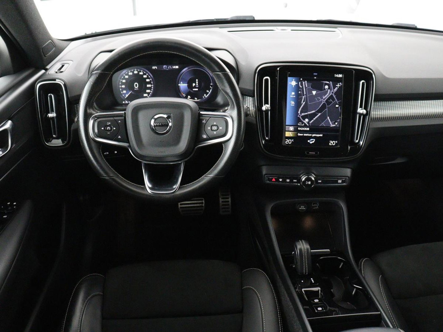 Volvo XC40 1.5 T4 Plug-in hybrid R Design | Leder/Alcantara | Carplay | Navigatie | Parkeerverwarming | Keyless | Cruise control | Parkeerhulp | Climate control | Full LED | PHEV