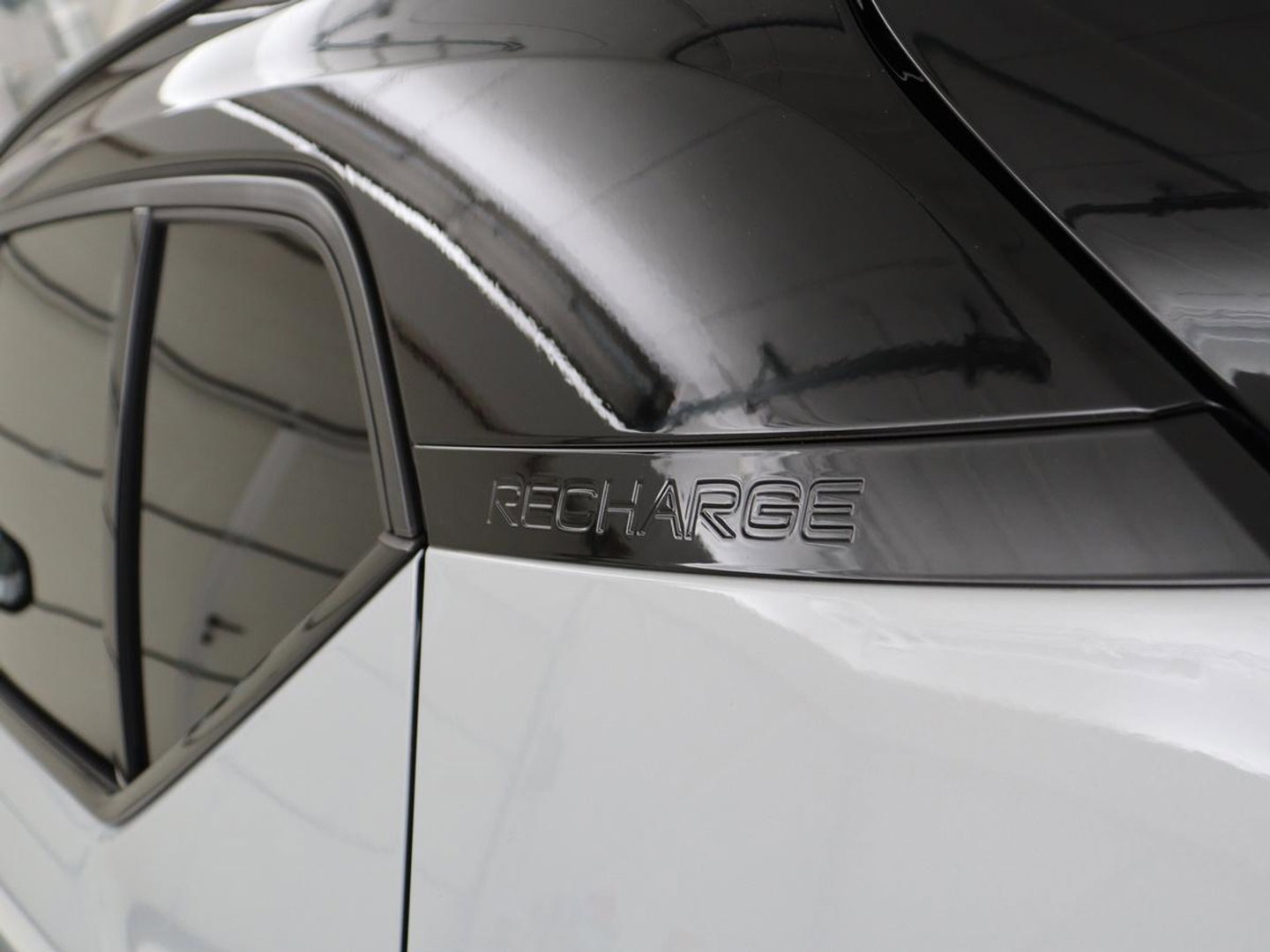 Volvo XC40 1.5 T4 Plug-in hybrid R Design | Leder/Alcantara | Carplay | Navigatie | Parkeerverwarming | Keyless | Cruise control | Parkeerhulp | Climate control | Full LED | PHEV