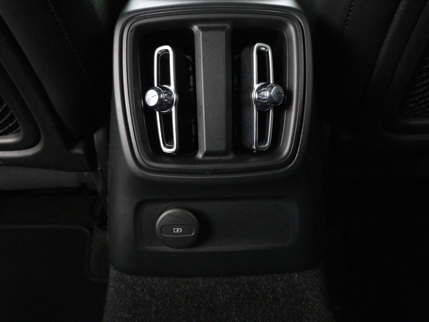 Volvo XC40 1.5 T4 Plug-in hybrid R Design | Leder/Alcantara | Carplay | Navigatie | Parkeerverwarming | Keyless | Cruise control | Parkeerhulp | Climate control | Full LED | PHEV