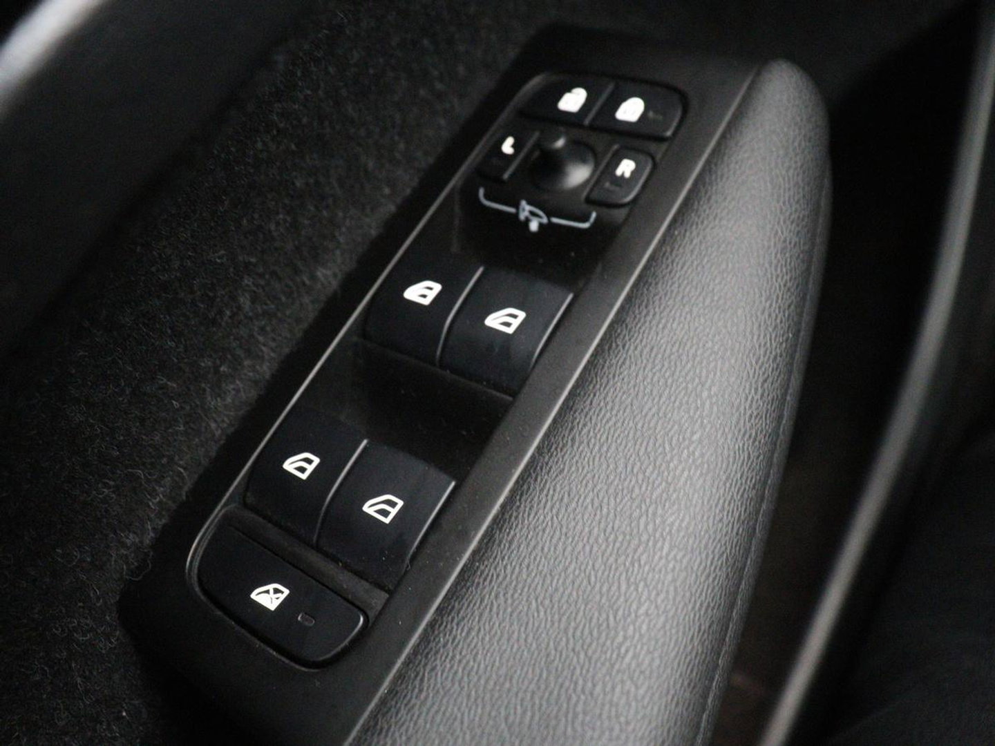 Volvo XC40 1.5 T4 Plug-in hybrid R Design | Leder/Alcantara | Carplay | Navigatie | Parkeerverwarming | Keyless | Cruise control | Parkeerhulp | Climate control | Full LED | PHEV