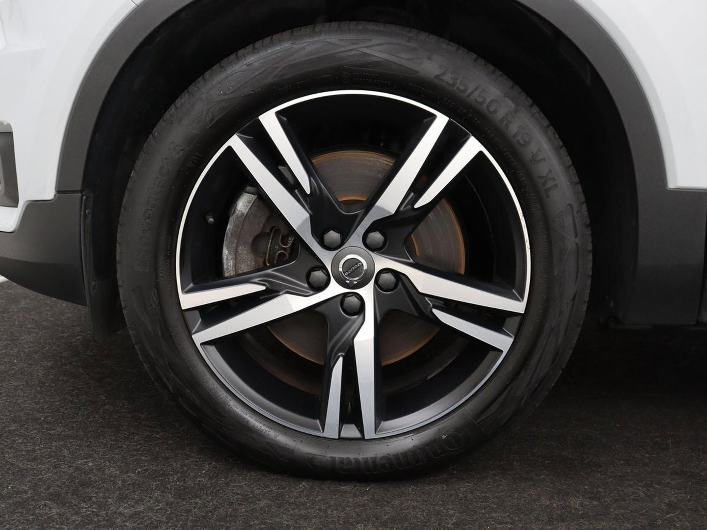 Volvo XC40 1.5 T4 Plug-in hybrid R Design | Leder/Alcantara | Carplay | Navigatie | Parkeerverwarming | Keyless | Cruise control | Parkeerhulp | Climate control | Full LED | PHEV