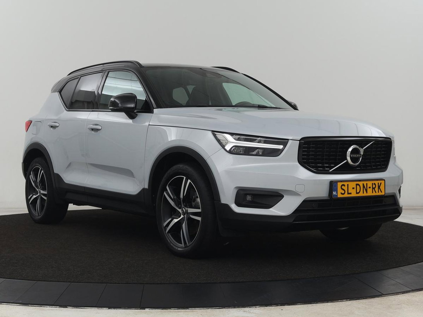 Volvo XC40 1.5 T4 Plug-in hybrid R Design | Leder/Alcantara | Carplay | Navigatie | Parkeerverwarming | Keyless | Cruise control | Parkeerhulp | Climate control | Full LED | PHEV