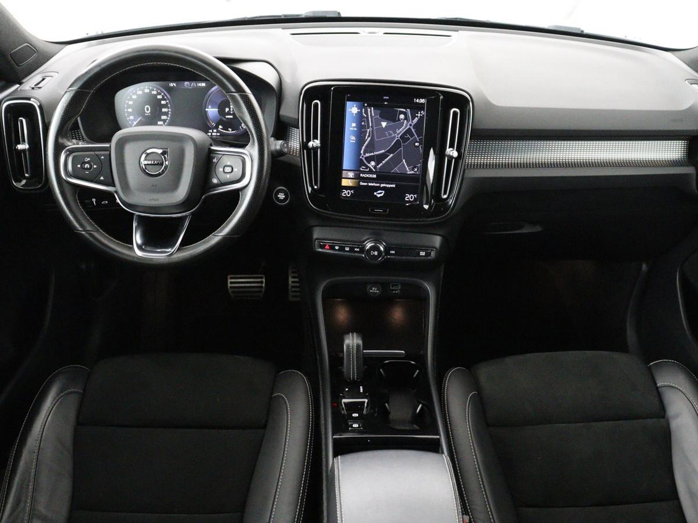 Volvo XC40 1.5 T4 Plug-in hybrid R Design | Leder/Alcantara | Carplay | Navigatie | Parkeerverwarming | Keyless | Cruise control | Parkeerhulp | Climate control | Full LED | PHEV