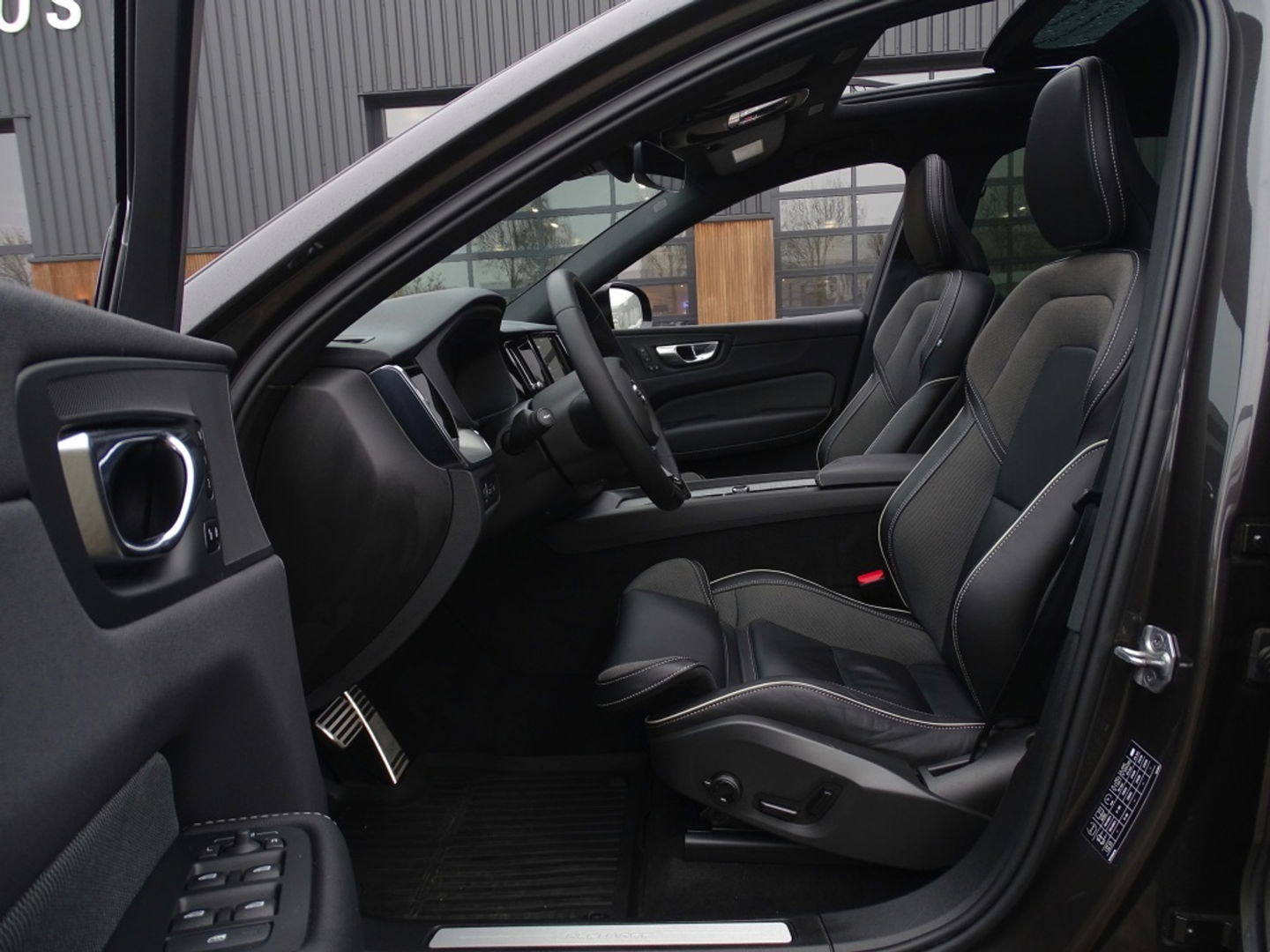 Volvo XC60 T6 341K AWD Recharge Plug-In Hybrid / R- Design / LED