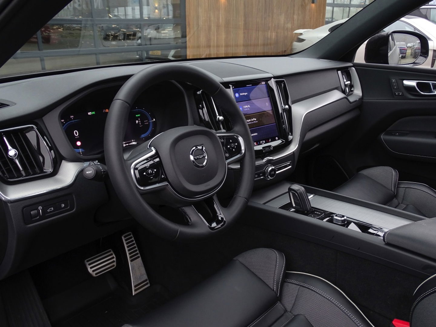 Volvo XC60 T6 341K AWD Recharge Plug-In Hybrid / R- Design / LED