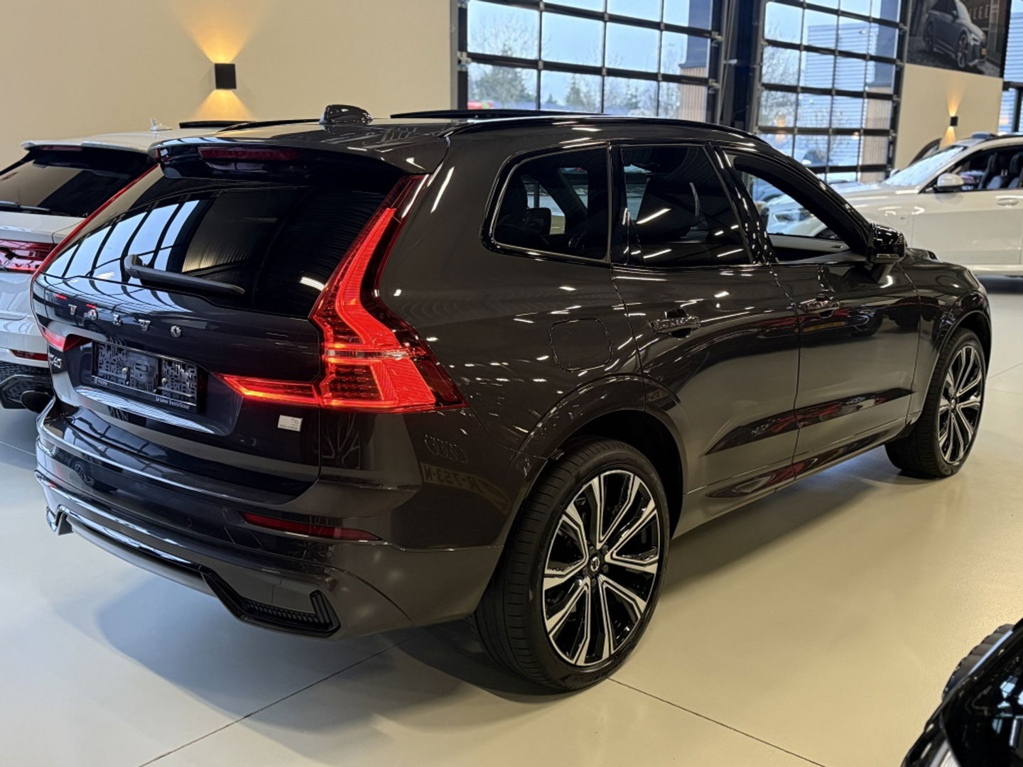 Volvo XC60 T6 341K AWD Recharge Plug-In Hybrid / R- Design / LED