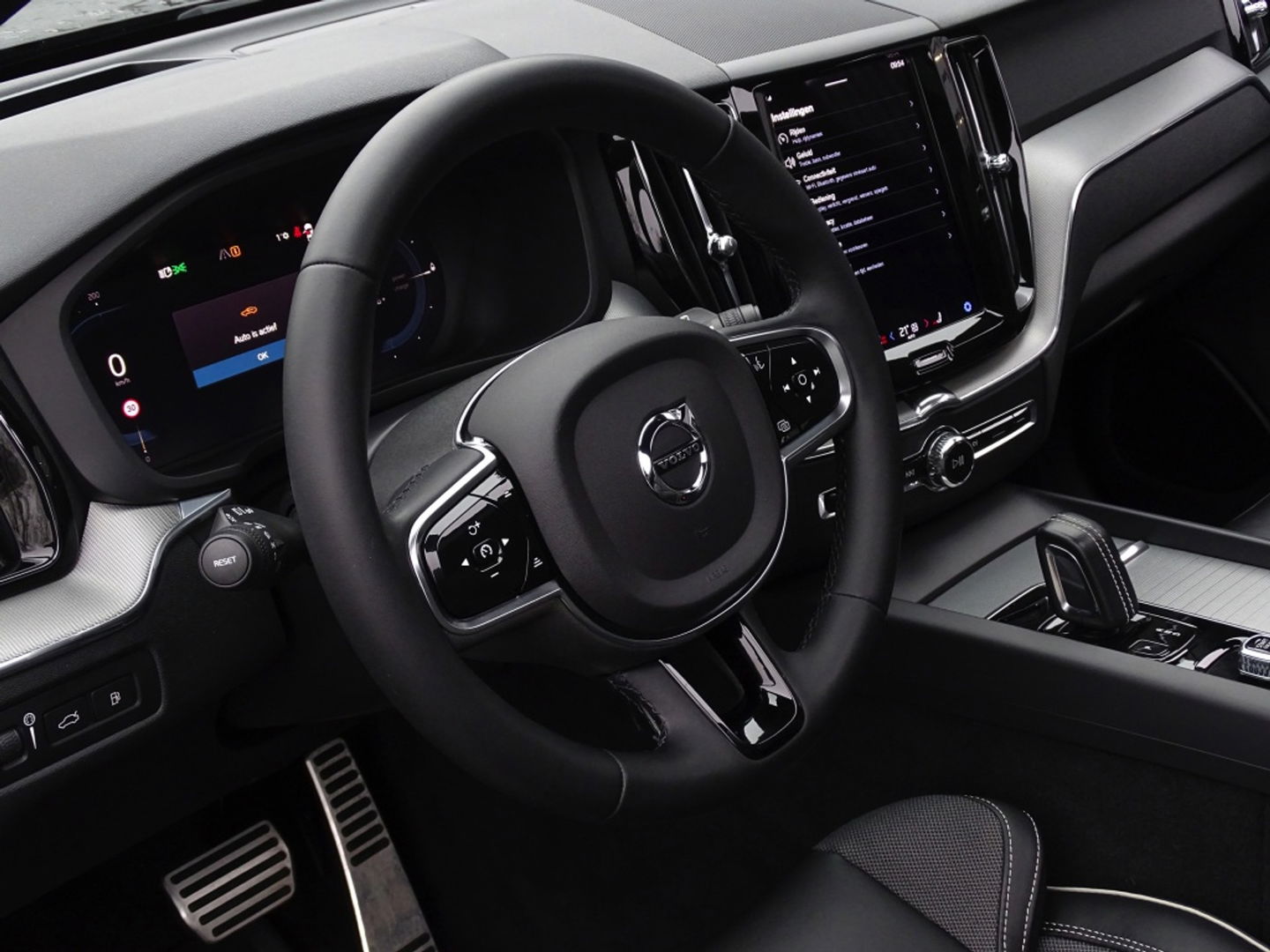 Volvo XC60 T6 341K AWD Recharge Plug-In Hybrid / R- Design / LED