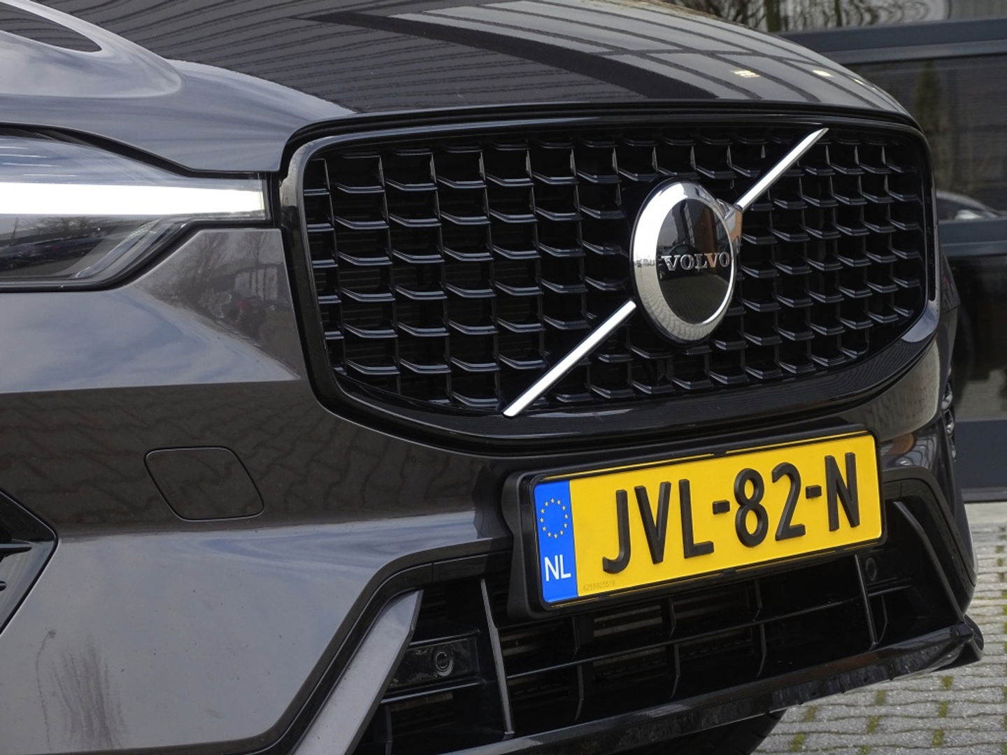 Volvo XC60 T6 341K AWD Recharge Plug-In Hybrid / R- Design / LED