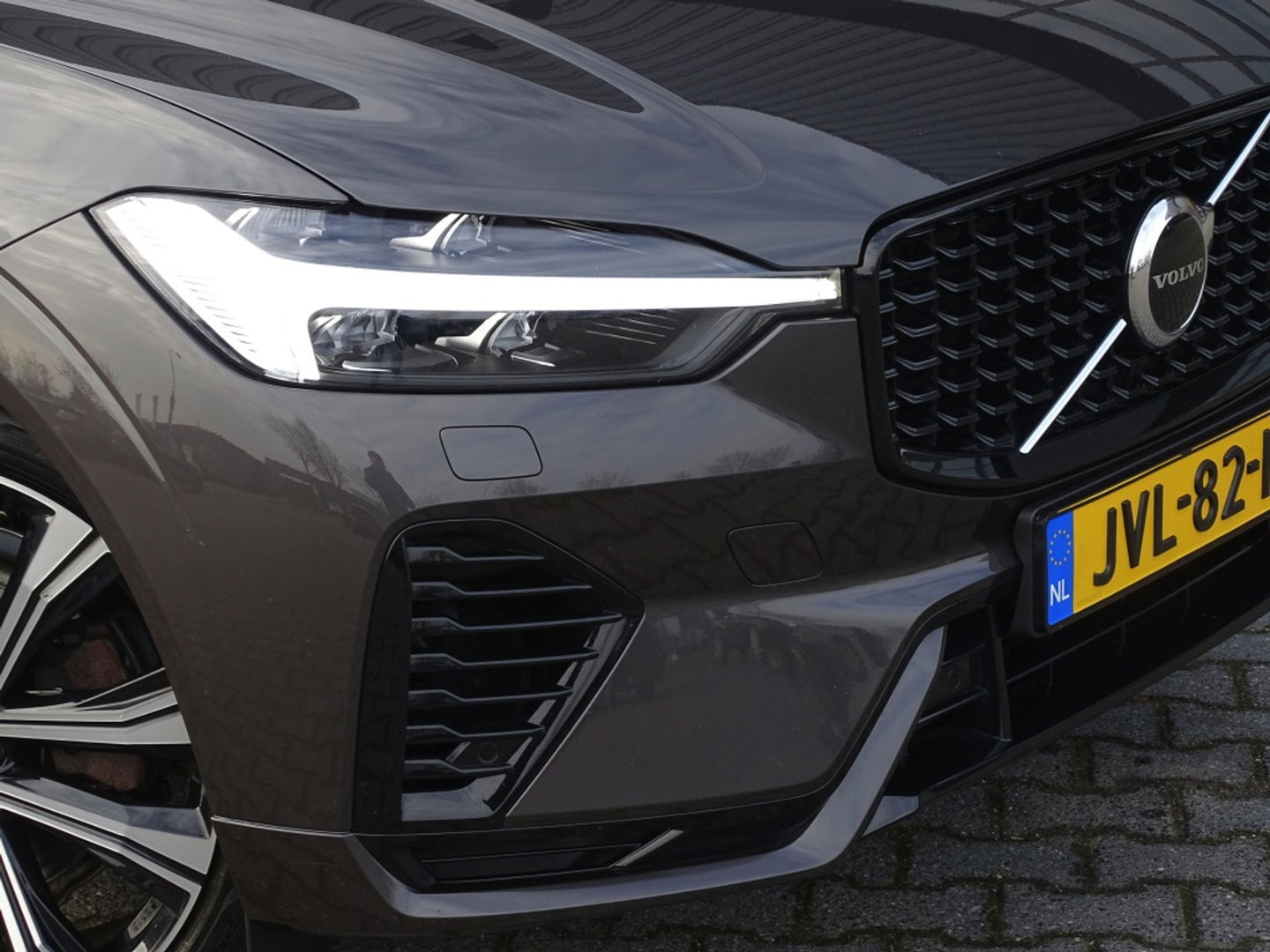 Volvo XC60 T6 341K AWD Recharge Plug-In Hybrid / R- Design / LED