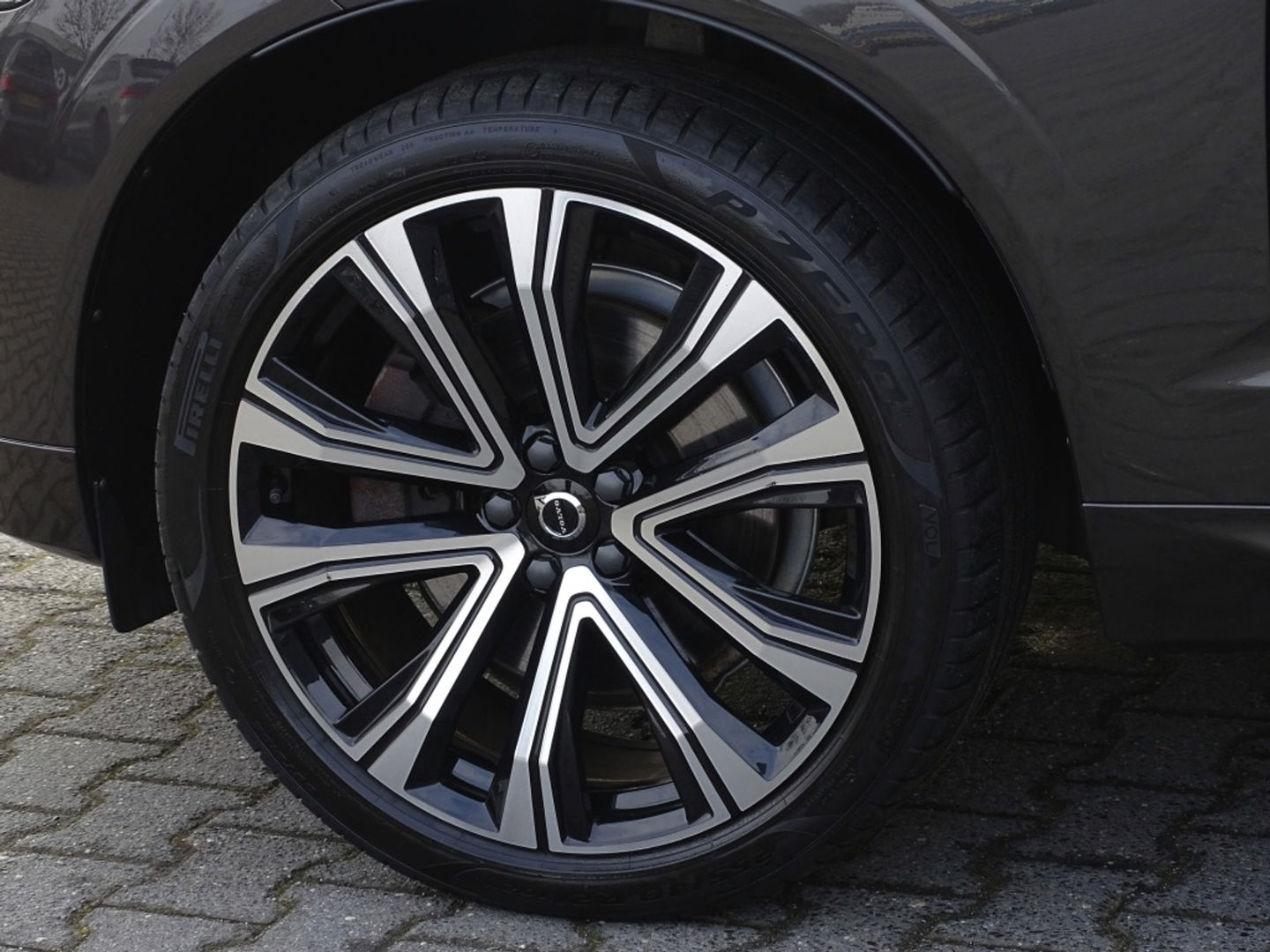 Volvo XC60 T6 341K AWD Recharge Plug-In Hybrid / R- Design / LED