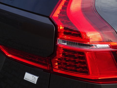 Volvo XC60 T6 341K AWD Recharge Plug-In Hybrid / R- Design / LED