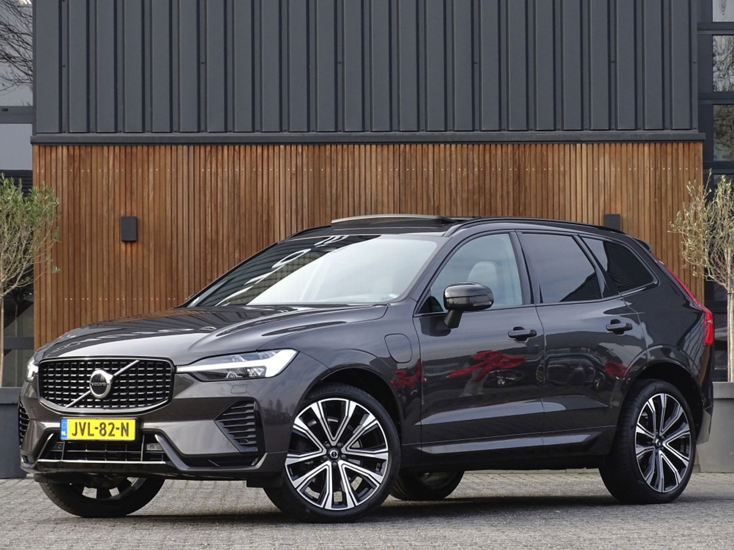 Volvo XC60 T6 341K AWD Recharge Plug-In Hybrid / R- Design / LED